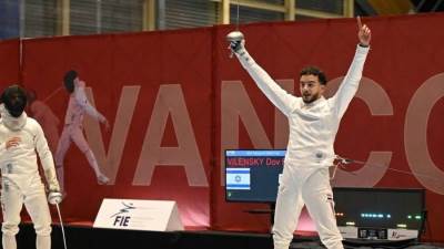  وزير الشباب والرياضة يهنئ البطل الأولمبي محمد السيد بعد تتويجه بذهبية كأس العالم لسلاح الإيبيه