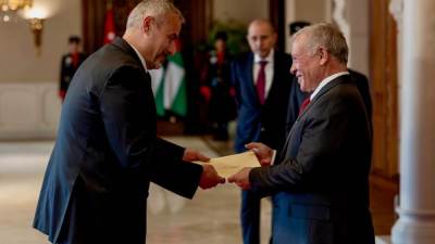 سفير مصر لدى الأردن يقدم أوراق اعتماده للملك عبدالله الثاني