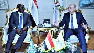 وزير الطيران المدني يبحث مع وفد مؤسسة التمويل الدولية موقف الدراسات الاقتصادية الخاصة بطرح مطار الغردقة الدولي أمام القطاع الخاص