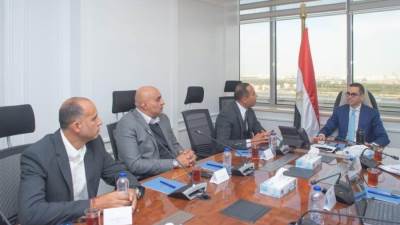 وزير الاستثمار يبحث مع مجموعة "أبو غالي موتورز" خطط توطين صناعة الدراجات النارية في مصر بالتعاون مع الشركات الـعالمية