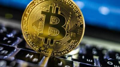 العملات الرقمية تتراجع مع ترقب قرار الفائدة الأمريكية.. و"بيتكوين" عند 90 ألف دولار