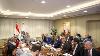 وزير قطاع الأعمال العام يتابع مؤشرات الأداء وموقف المشروعات الفندقية والسياحية والتجارية