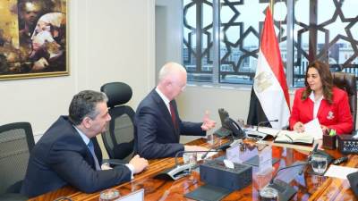 وزيرة التنمية المحلية والقائم بأعمال وزير البيئة تلتقي رئيس مجموعة فيكا الفرنسية المالكة لشركة أسمنت سيناء