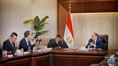 رئيس هيئة الدواء المصرية يبحث مع وفد الشركات الصينية تعزيز الابتكار في قطاع المستلزمات الطبية