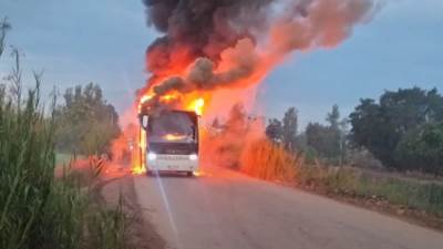 حريق يلتهم أتوبيسًا على طريق كفر الشيخ - سيدي سالم