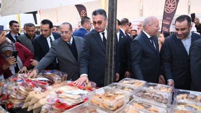 وزير التموين ومحافظ القاهرة يفتتحان سوق "اليوم الواحد" بالمرج لتوفير السلع بأسعار مخفضة للمواطنين