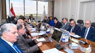 وزير التموين يجتمع مع رؤساء مجالس إدارات شركات المضارب التابعة للشركة القابضة للصناعات الغذائية