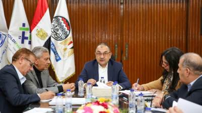 وزير قطاع الأعمال يواصل اجتماعاته الدورية برؤساء الشركات التابعة.. ويستعرض مؤشرات الأداء ومشروعات "القابضة للأدوية"