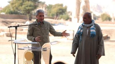  وزير السياحة يشهد إزاحة الستار عن تمثالين ضخمين للملك أمنحتب الثالث