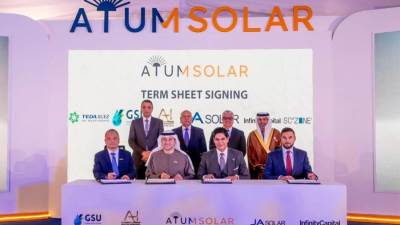 وزير النقل ورئيس اقتصادية قناة السويس يشهدان وضع حجر أساس مجمع (أتوم سولار -ATUM Solar) بتيدا السخنة