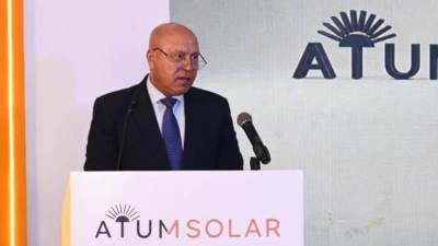 وزير الصناعة يشهد وضع حجر الأساس لمجمع أتوم سولار للألواح الشمسية على مساحة 204 ألف متر مربع