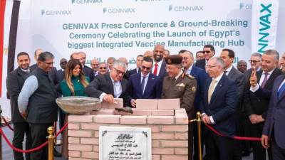 باستثمارات 150 مليون دولار.. رئيس اقتصادية قناة السويس يشهد وضع حجر الأساس لمصنع "جينفاكس" للقاحات والأدوية