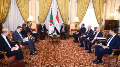 وزير الخارجية يلتقي نظيرة الجزائري لبحث تعزيز التعاون بين البلدين 