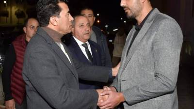 وزير الرياضة ومحافظ بورسعيد يقدمان واجب العزاء في وفاة السباح يوسف محمد بمنزله ببورسعيد