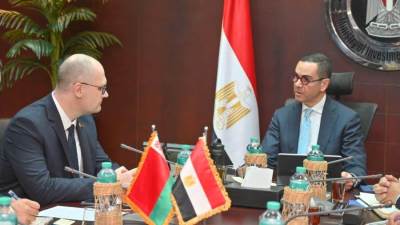 وزير الاستثمار يلتقي سفير جمهورية بيلاروسيا لبحث سبل تعزيز العلاقات التجارية والاستثمارية