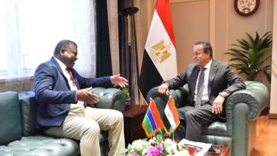 خالد عبدالغفار يلتقي وزير صحة جامبيا لبحث سبل التعاون في القطاع الصحي والمستحضرات الدوائية