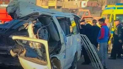 مصرع 4 وإصابة 14 من العمالة الزراعية إثر تصادم مروع على الطريق الصحراوي