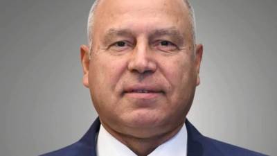 وزير الصناعة والنقل يصل العاصمة العمانية مسقط على رأس وفد رجال أعمال للمشاركة في منتدى الأعمال المصري العماني