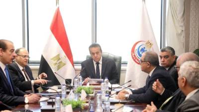 نائب رئيس مجلس الوزراء ووزير الصحة يعقد اجتماعًا موسعًا لبحث دعم وتمكين توطين الصناعات الدوائية في مصر