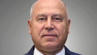 وزير الصناعة والنقل يصل العاصمة العمانية مسقط للمشاركة في منتدى الأعمال المصري العماني