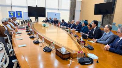 رئيس مجلس الوزراء للتنمية الصناعية يلتقي وزير التجارة والصناعة وترويج الاستثمار العماني لبحث سبل تعزيز التعاون بين البلدين