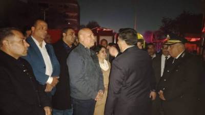 محافظ القاهرة: تشكيل لجنة هندسية لفحص العقارات المتأثرة بحريق مخزن خشب بالمرج