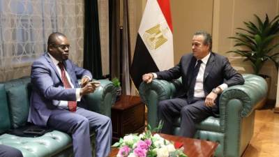 نائب رئيس مجلس الوزراء وزير الصحة يناقش مع مدير «Africa CDC» سبل التعاون المشترك