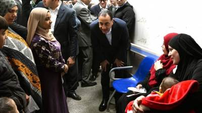 رئيس الوزراء يجري حوارا مع المواطنين المترددين على مركز طب الاسرة حول الخدمات المقدمة ويطمئن على مستوى رضاهم