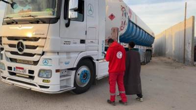 الهلال الأحمر: 5400 طن من المساعدات الإنسانية العاجلة تنقلها "زاد العزة" الـ100 لغزة