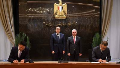 رئيس الوزراء يشهد مراسم توقيع 3 عقود مشروعات صناعية بالمنطقة الاقتصادية لقناة السويس باستثمارات 1.15 مليار دولار  توفر 5400 فرصة عمل