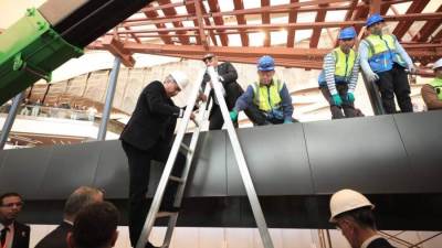 وزير السياحة يشهد تثبيت أول قطعة خشبية على الهيكل الخاص بإعادة تركيب مركب الملك خوفو الثانية بالمتحف المصري الكبير