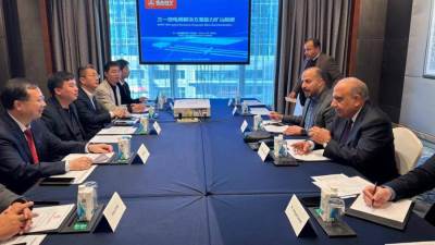 وزير الكهرباء يبحث مع مجموعة شركات صاني الصينية التعاون في مجالات الطاقة المتجددة