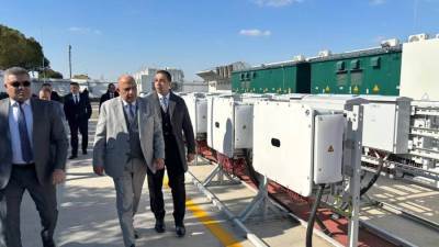 وزير الكهرباء يزور معامل اختبارات أنظمة بطاريات تخزين الطاقة التابعة لشركة هواوي