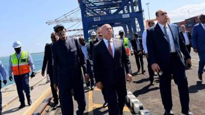 وزير الصناعة والنقل يزور مقر سلطة الموانئ والمناطق الحرة بجيبوتي ويشهد توقيع عدد من الاتفاقيات الهامة 