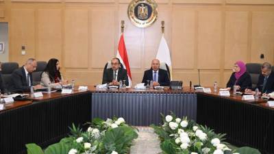 وزيرا "الصناعة" و"قطاع الأعمال" يبحثان مع مصنعي النسيج والملابس سبل تعميق التصنيع المحلي