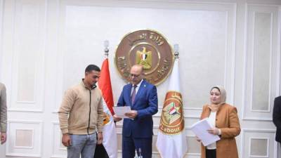 ​وزير العمل يُسلم دفعة جديدة من عقود العمل بالإمارات والأردن.. ويؤكد: "شبابنا سفراؤنا في الخارج"