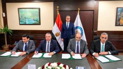 وزير البترول والثروة المعدنية يشهد توقيع عقد تمويل مجمع إنتاج السيليكون المعدني