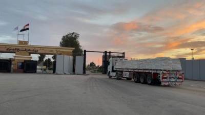 "الهلال الأحمر" يدفع بحمولة 5,300 مساعدات إنسانية عبر قافلة «زاد العزة» 106 إلى غزة