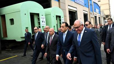 جولة تفقدية لرئيس الوزراء في عدد من أقسام مصنع "سيماف" بحلوان