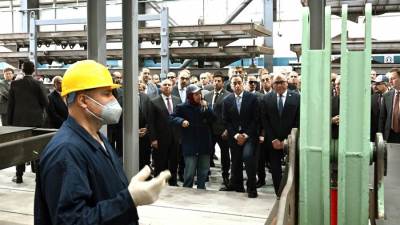 رئيس الوزراء يجري حوارا وديا مع العاملين بالمصنع حول خطط التطوير الجديدة