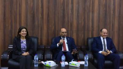 وزير العمل يُسلِّم 20 عقد عمل لذوي الهمم.. ويُطلق ندوة توعوية بشأن «قانون العمل الجديد»