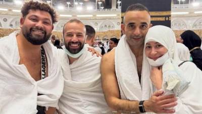 منة شلبى وزوجها أحمد الجناينى يؤديان مناسك العمرة