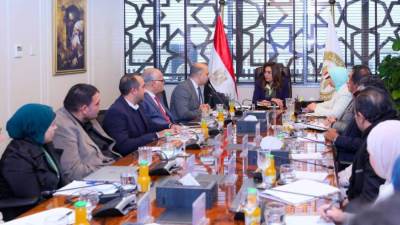 وزيرة التنمية المحلية تبحث مع قيادات جهاز تنظيم إدارة المخلفات الوضع الراهن لتنفيذ منظومة إدارة المخلفات