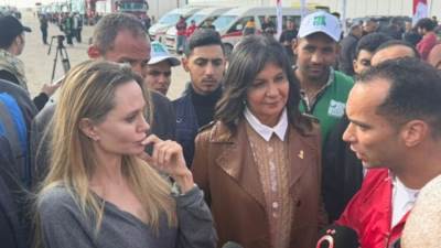 أنجلينا جولى تساعد فى تعبئة المساعدات الإنسانية برفح قبل إرسالها لغزة