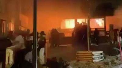 لحظة اشتعال النيران داخل حانة فى سويسرا وحدوث انفجار أودى بحياة 40 شخصا