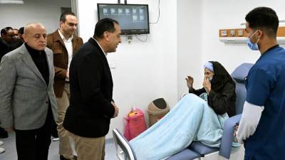 رئيس الوزراء يجري حوارا وديا مع المرضى ويطمئن على مستوى الخدمات المقدمة لهم