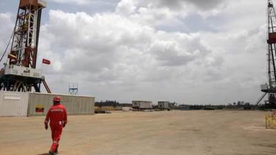 شلل كامل في صادرات النفط الفنزويلية مع دخول الحظر الأمريكي حيز التنفيذ