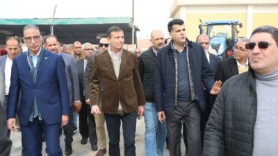 وزير الزراعة ومحافظ الفيوم يوزعان 15 "فراطة ذرة" على صغار المزارعين بالمحافظة