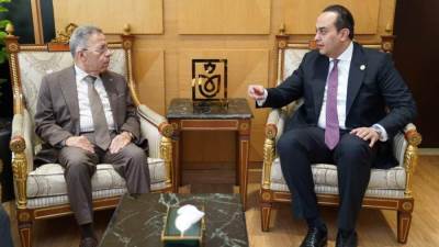 رئيس «الرعاية الصحية» يلتقي نقيب أطباء مصر لتعزيز التعاون في التدريب الطبي المستمر