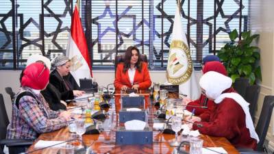وزيرة التنمية تعقد اجتماعًا مع قيادات الوزارة لمتابعة جهود تحسين البيئة الصناعية والطاقة المستدامة